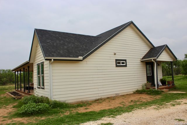 1213 County Rd 1670, Moore, TX 78057