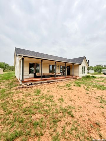 1213 County Rd 1670, Moore, TX 78057