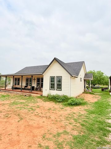 1213 County Rd 1670, Moore, TX 78057
