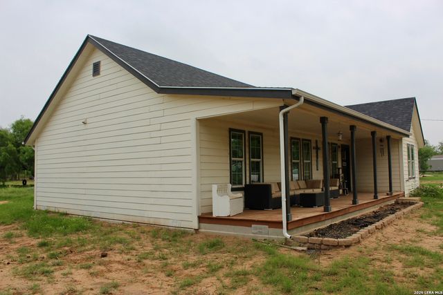 1213 County Rd 1670, Moore, TX 78057