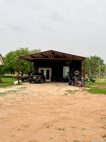 1213 County Rd 1670, Moore, TX 78057