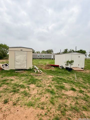 1213 County Rd 1670, Moore, TX 78057