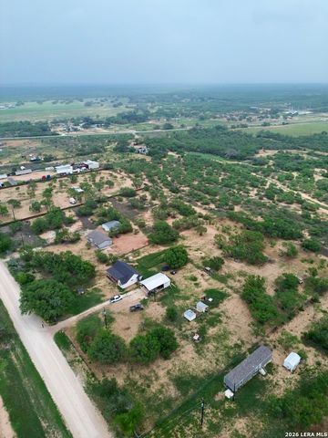 1213 County Rd 1670, Moore, TX 78057