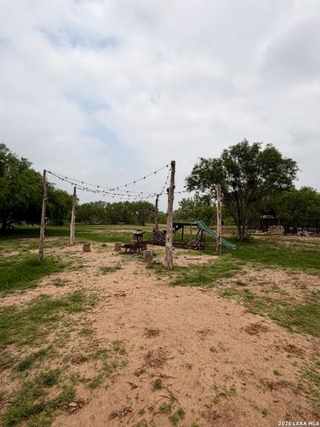 1213 County Rd 1670, Moore, TX 78057
