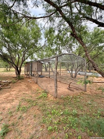 1213 County Rd 1670, Moore, TX 78057