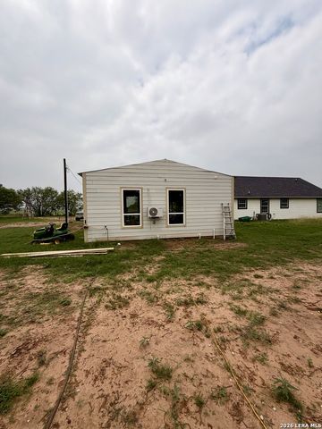 1213 County Rd 1670, Moore, TX 78057