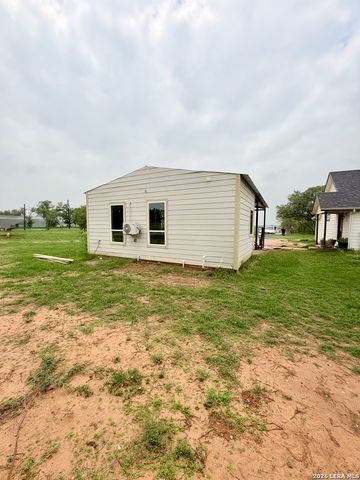 1213 County Rd 1670, Moore, TX 78057