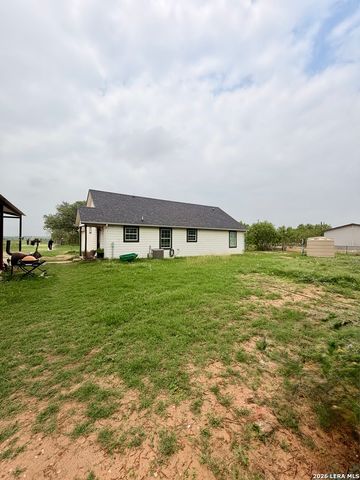 1213 County Rd 1670, Moore, TX 78057