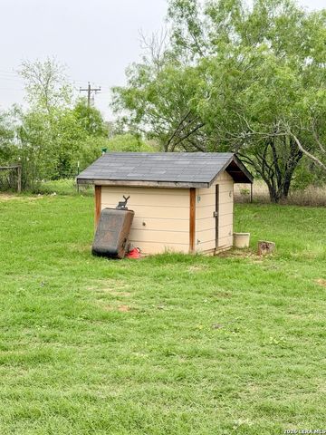 1213 County Rd 1670, Moore, TX 78057