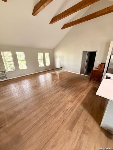 1213 County Rd 1670, Moore, TX 78057