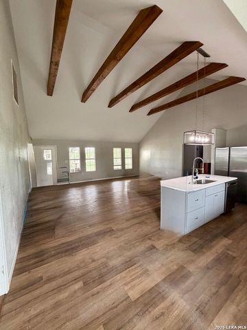 1213 County Rd 1670, Moore, TX 78057