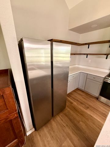 1213 County Rd 1670, Moore, TX 78057