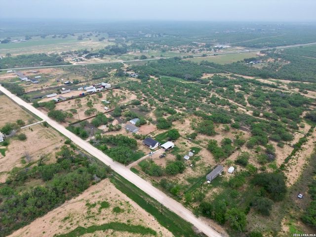 1213 County Rd 1670, Moore, TX 78057