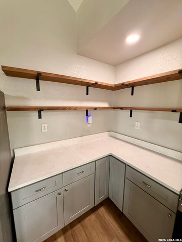 1213 County Rd 1670, Moore, TX 78057