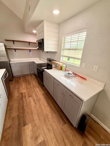 1213 County Rd 1670, Moore, TX 78057