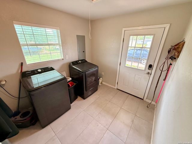1213 County Rd 1670, Moore, TX 78057