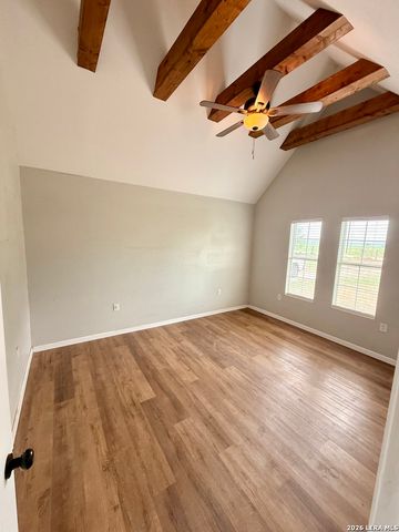 1213 County Rd 1670, Moore, TX 78057