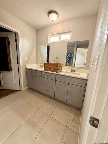 1213 County Rd 1670, Moore, TX 78057