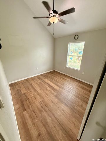 1213 County Rd 1670, Moore, TX 78057