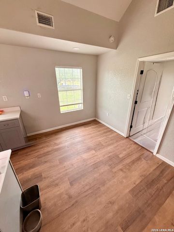 1213 County Rd 1670, Moore, TX 78057