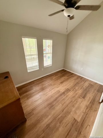 1213 County Rd 1670, Moore, TX 78057
