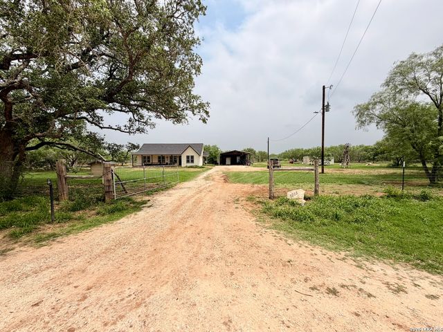1213 County Rd 1670, Moore, TX 78057
