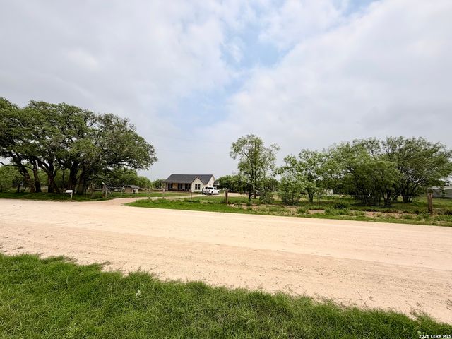 1213 County Rd 1670, Moore, TX 78057