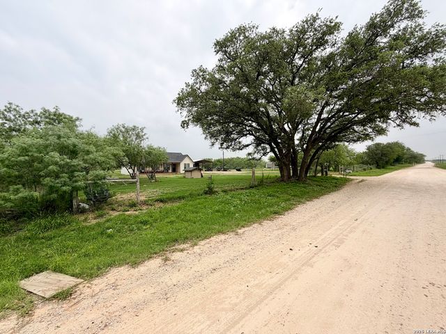 1213 County Rd 1670, Moore, TX 78057