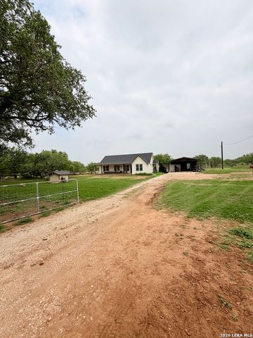 1213 County Rd 1670, Moore, TX 78057