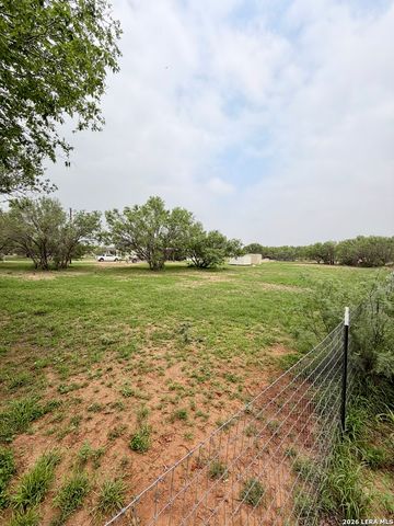 1213 County Rd 1670, Moore, TX 78057