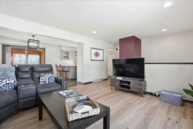 2817 Spring Hill Drive, Stoughton, WI 53589