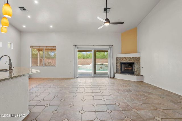 9551 N Crestone Drive, Tucson, AZ 85742