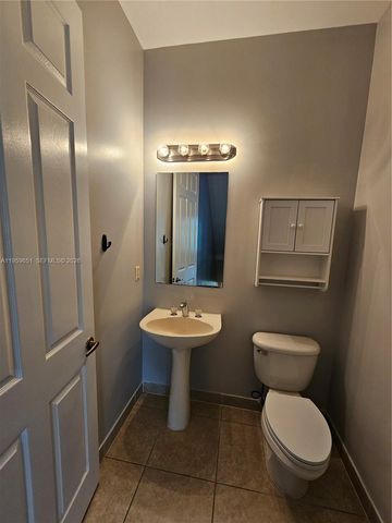 1033 NE 17th Way 406, Fort Lauderdale, FL 33304