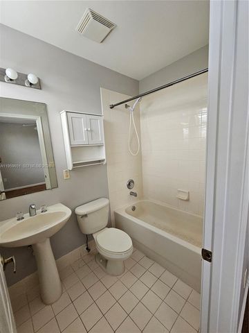 1033 NE 17th Way 406, Fort Lauderdale, FL 33304