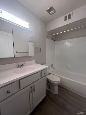 514 Broadmoor Drive, Chesterfield, MO 63017