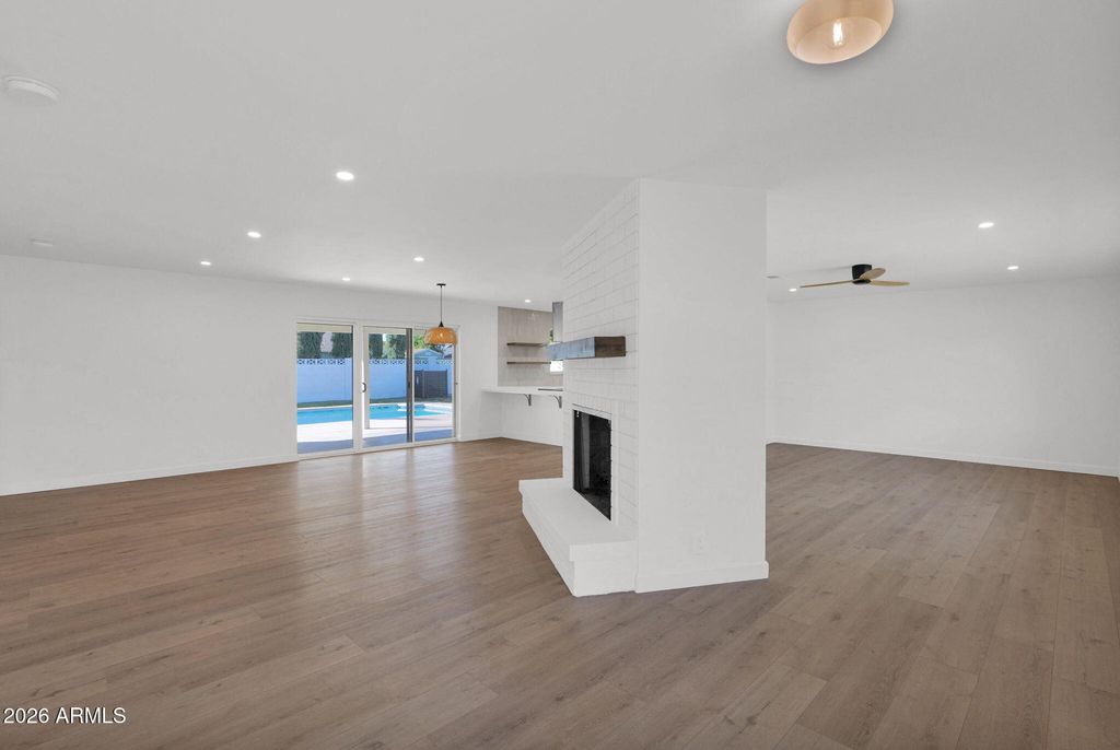 Image 10 of property listing at 501 W SELDON Lane, Phoenix, AZ 85021