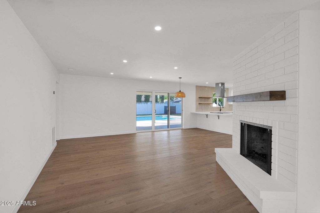 Image 11 of property listing at 501 W SELDON Lane, Phoenix, AZ 85021