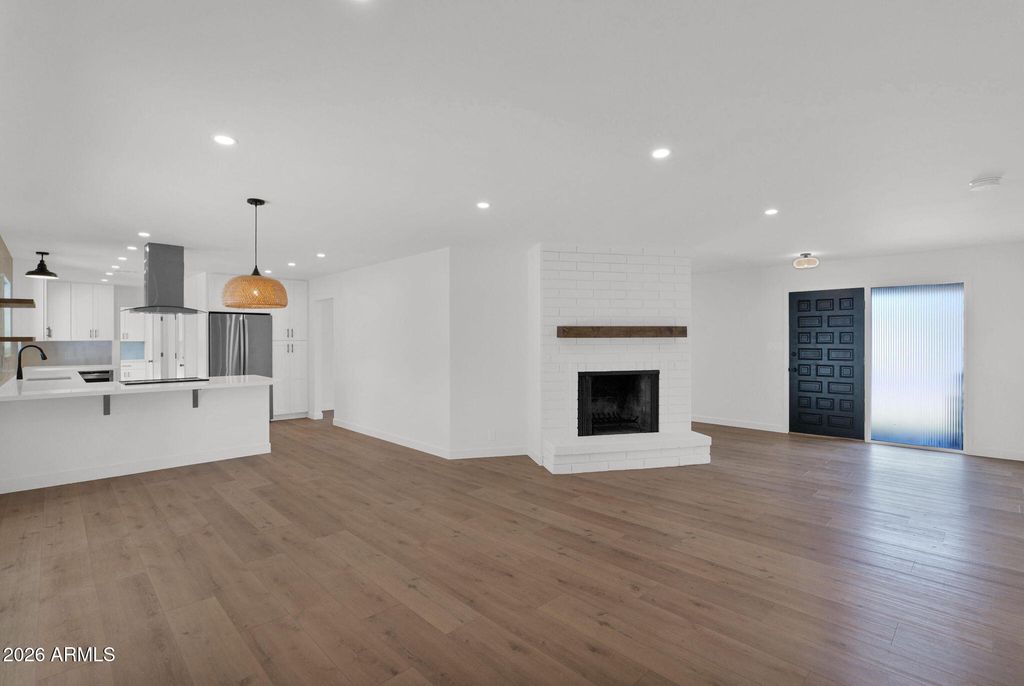 Image 12 of property listing at 501 W SELDON Lane, Phoenix, AZ 85021