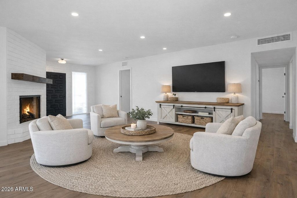 Image 15 of property listing at 501 W SELDON Lane, Phoenix, AZ 85021