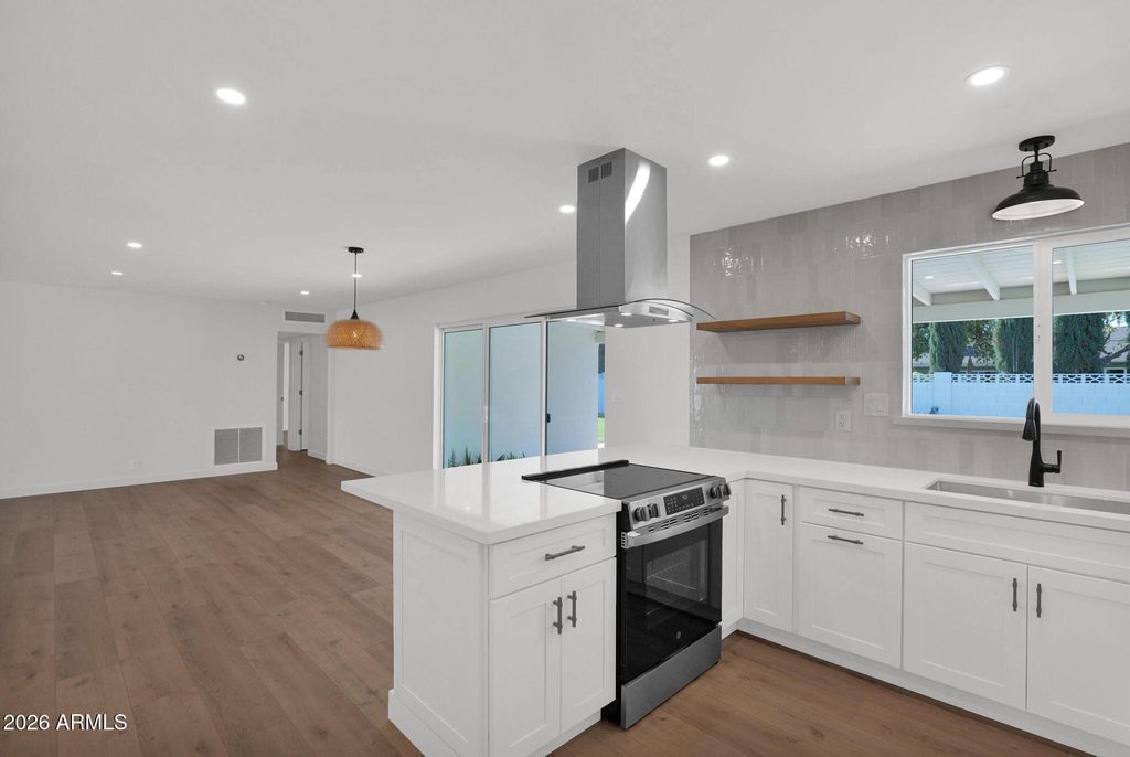 Image 18 of property listing at 501 W SELDON Lane, Phoenix, AZ 85021