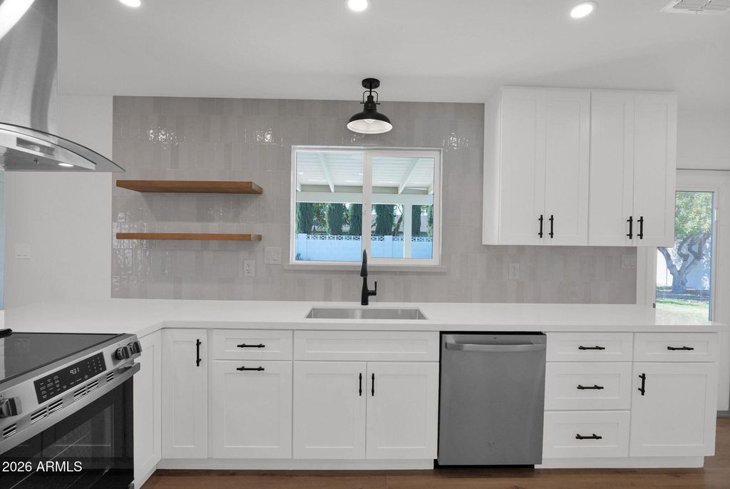 Image 19 of property listing at 501 W SELDON Lane, Phoenix, AZ 85021