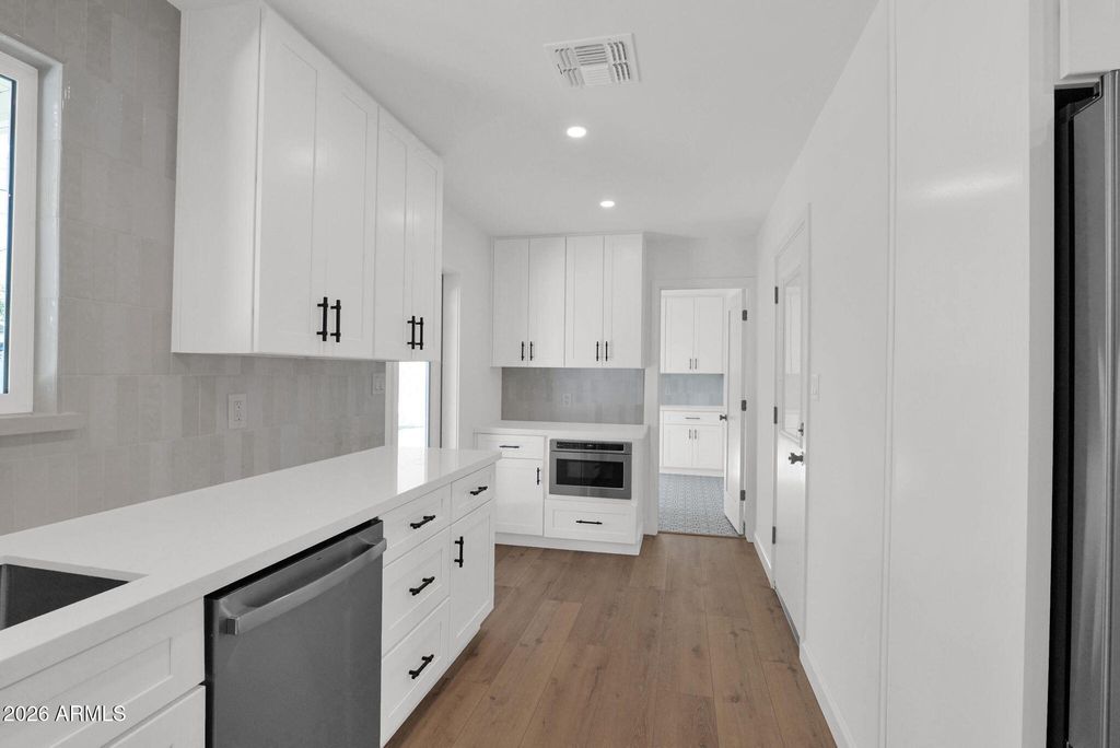 Image 20 of property listing at 501 W SELDON Lane, Phoenix, AZ 85021