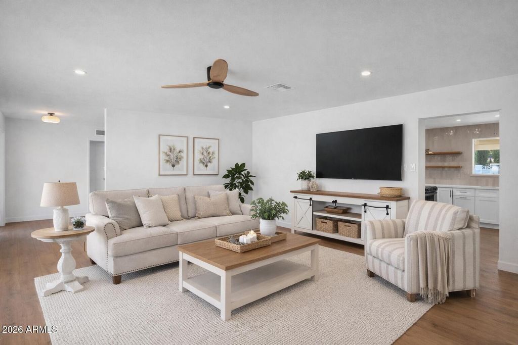Image 23 of property listing at 501 W SELDON Lane, Phoenix, AZ 85021