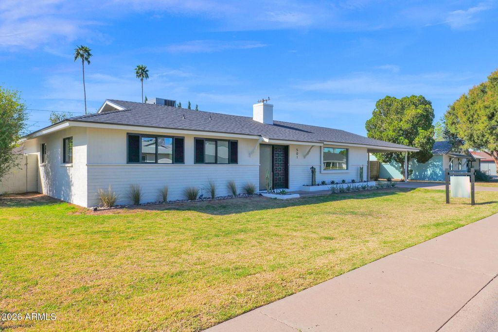 Image 6 of property listing at 501 W SELDON Lane, Phoenix, AZ 85021