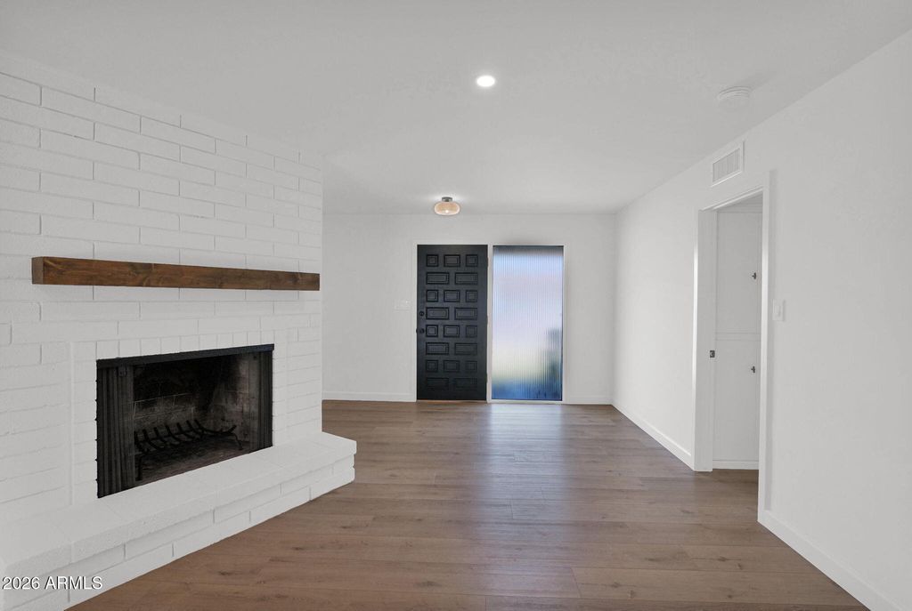 Image 9 of property listing at 501 W SELDON Lane, Phoenix, AZ 85021