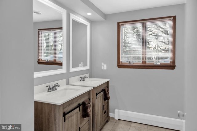 34 KENWOOD TER, Hamilton, NJ 08610