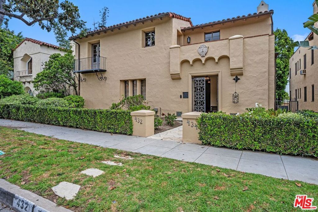 Image 1 of property listing at 432 Smithwood Drive, Beverly Hills, CA 90212