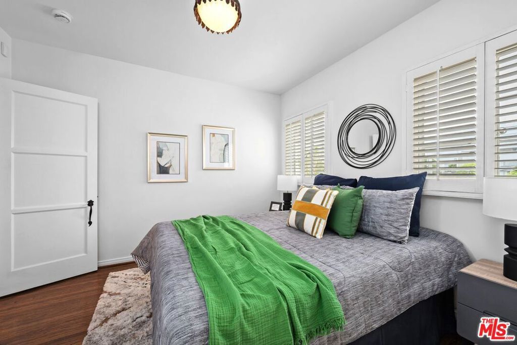 Image 10 of property listing at 432 Smithwood Drive, Beverly Hills, CA 90212