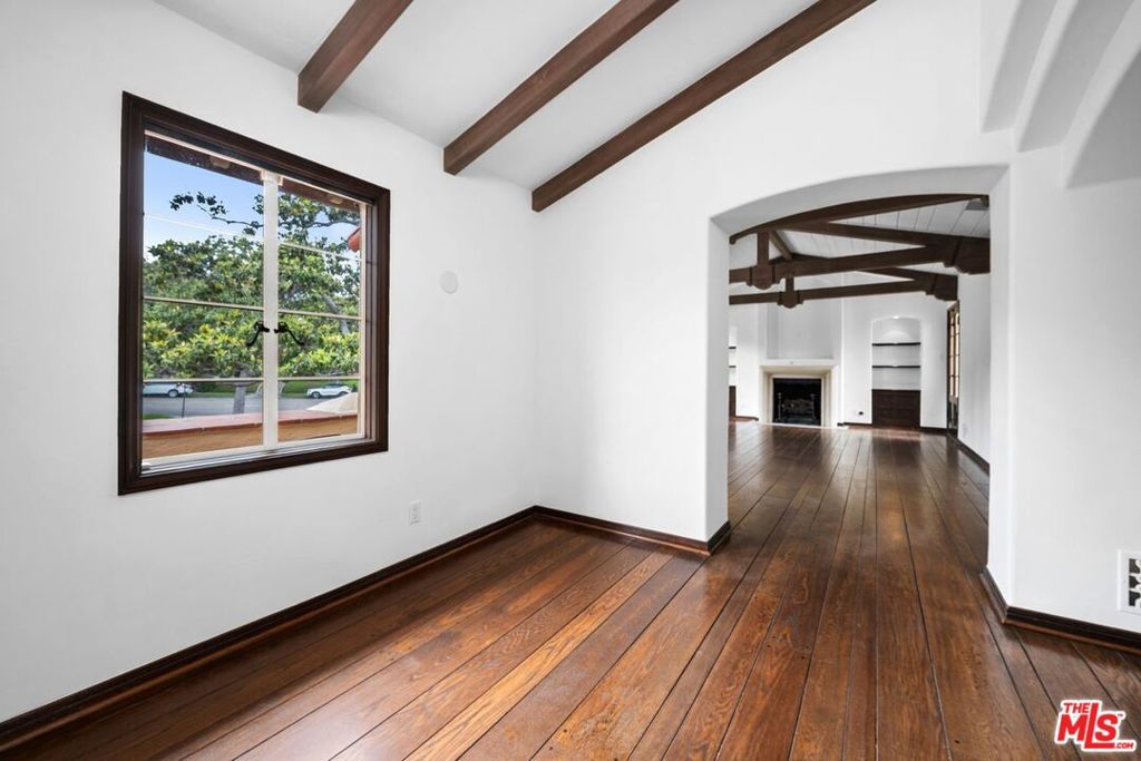 Image 13 of property listing at 432 Smithwood Drive, Beverly Hills, CA 90212