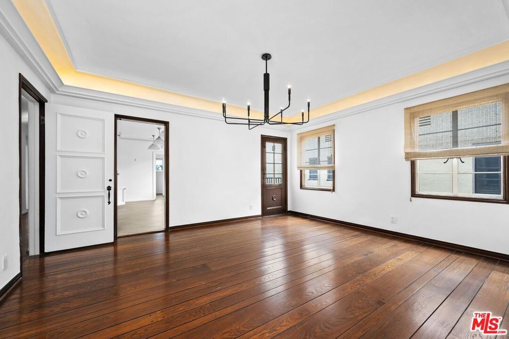 Image 14 of property listing at 432 Smithwood Drive, Beverly Hills, CA 90212